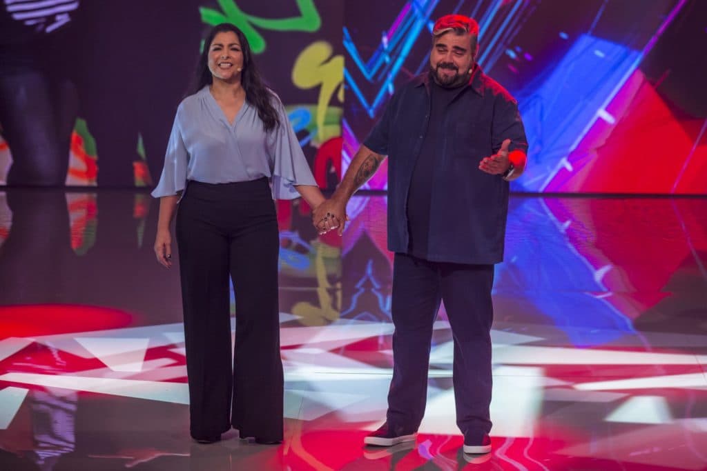 Sandra e Vitor, pais de Caio Castro, cantam pagode para o filho — Foto: Artur Meninea/Gshow Sandra e Vitor, pais de Caio Castro, cantam pagode para o filho — Foto: Artur Meninea/Gshow