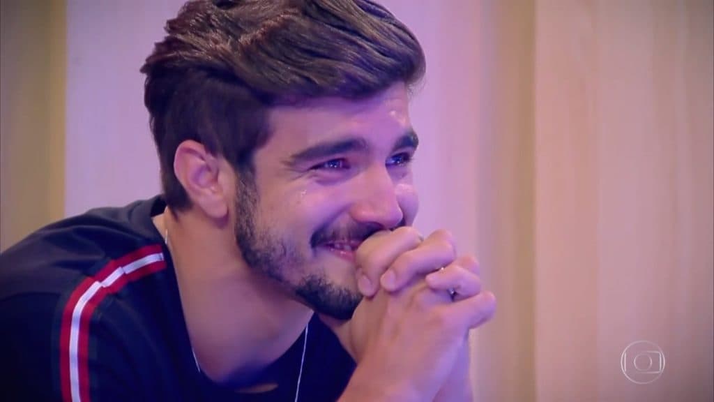 Caio Castro é pego de surpresa em programa da Globo, cai no choro e faz longo desabafo