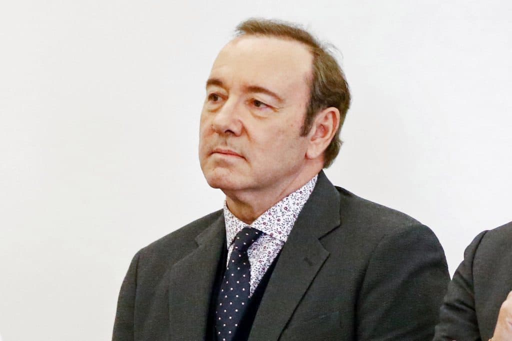 Detalhes inéditos sobre assédio cometido por Kevin Spacey vêm à tona e ator toma atitude radical