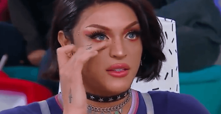 Pabllo Vittar surge de coração partido, mostra a parte íntima e deixa público intrigado
