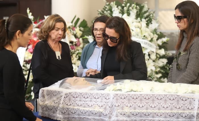 Paulo Henrique Amorim tem despedida marcada por homenagens do SBT e PT em velório