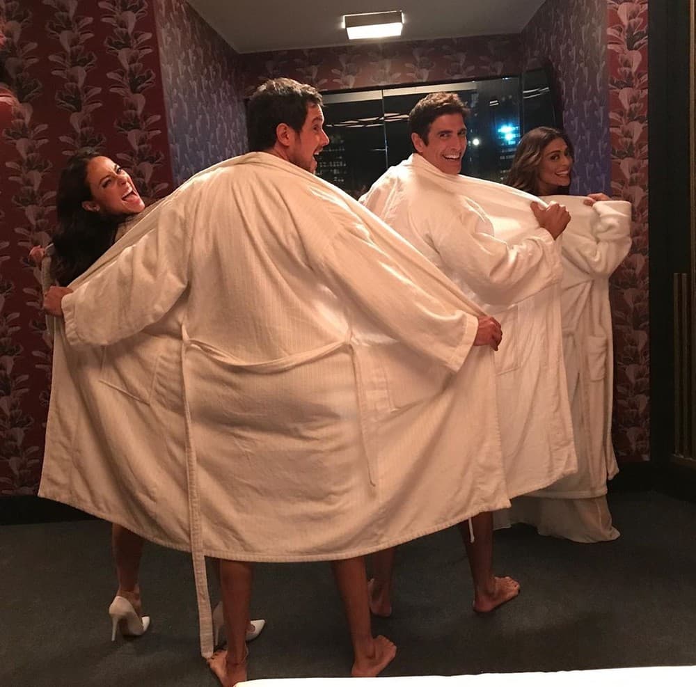 Ju Paes e Paolla Oliveira posam descontraídas com Reynaldo Gianecchini e Sérgio Guizé, seus pares em A Dona do Pedaço — (Foto: Reprodução/Instagram) Ju Paes e Paolla Oliveira posam descontraídas com Reynaldo Gianecchini e Sérgio Guizé, seus pares em A Dona do Pedaço — (Foto: Reprodução/Instagram)