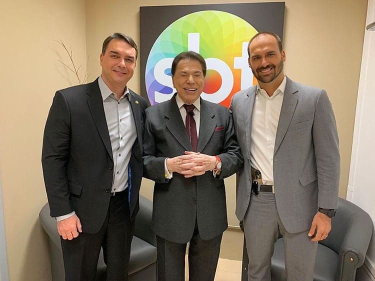 Silvio Santos convida filhos de Bolsonaro para seu programa, um deles vai armado e toca o terror no SBT
