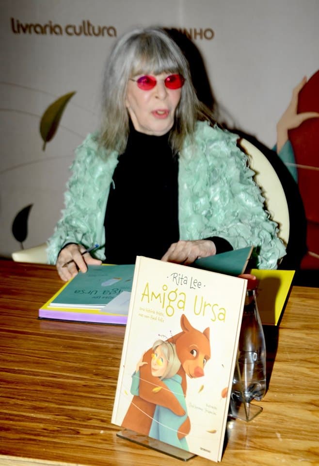 Rita Lee durante lançamento de seu novo livro "Amiga Ursa", em São Paulo (Reprodução: AgNews) Rita Lee durante lançamento de seu novo livro "Amiga Ursa", em São Paulo (Reprodução: AgNews)
