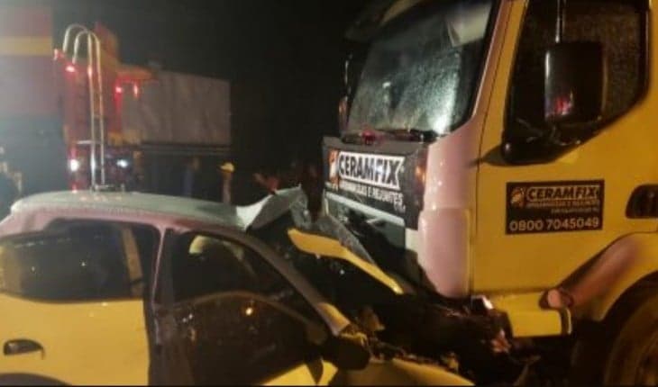 Filho de cantora famosa morre em trágico acidente envolvendo carro e caminhão