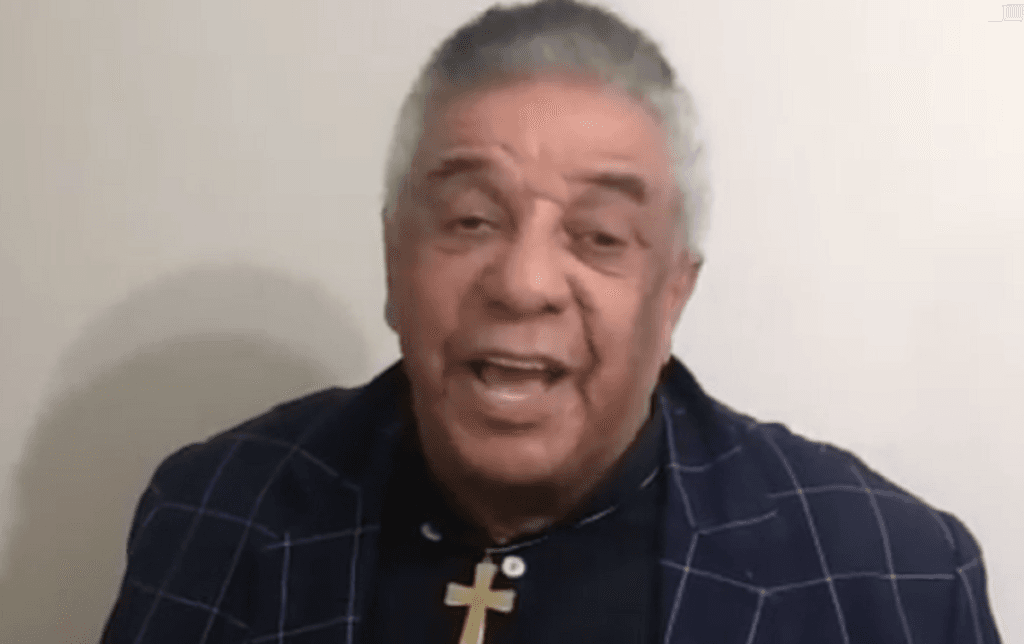 Agnaldo Timóteo cai no choro ao ter alta hospitalar após ficar dois meses internado