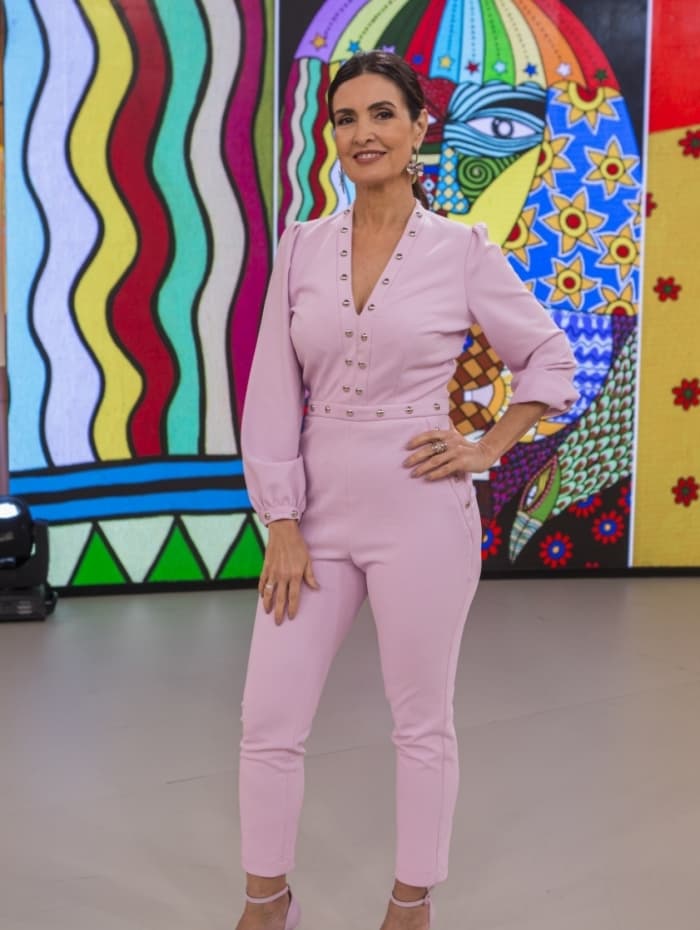 A apresentadora da Glovo, que comanda o Encontro, surpreende ao surgir com visual totalmente inovado (Foto: Reprodução) A apresentadora da Glovo, que comanda o Encontro, surpreende ao surgir com visual totalmente inovado (Foto: Reprodução)