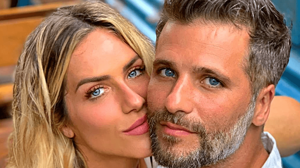 Nas vésperas de Natal, Giovanna Ewbank, grávida, passa por exames, faz anúncio na internet, mas se arrepende