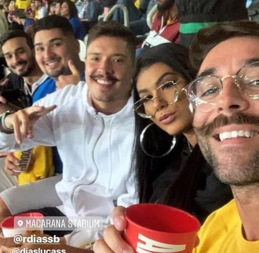 Ronan e Pocahontas em jogo do Brasil (Foto: Reprodução) Ronan e Pocahontas em jogo do Brasil (Foto: Reprodução)