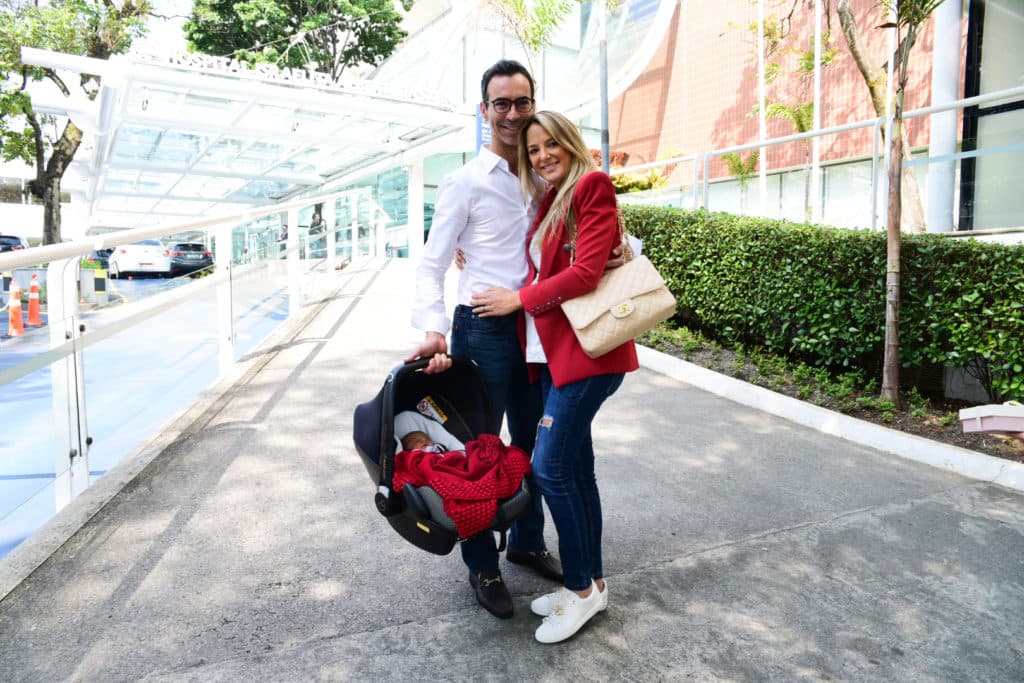 Ticiane Pinheiro da Record e César Tralli ao lado da mais nova integrante da família (Foto: AgNews) Ticiane Pinheiro da Record e César Tralli ao lado da mais nova integrante da família (Foto: AgNews)