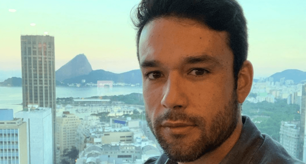 Sérgio Marone posta foto com pouca roupa aos 38 anos e parte íntima chama atenção
