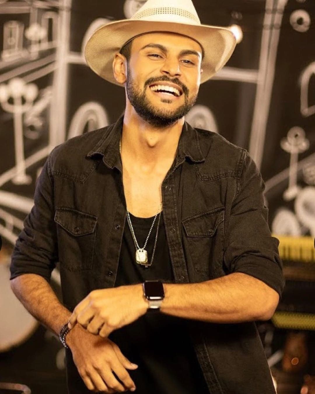 Thullio Milionário ainda não apagou vídeo de beijo em mulher (Foto: Reprodução/Instagram) Thullio Milionário ainda não apagou vídeo de beijo em mulher (Foto: Reprodução/Instagram)