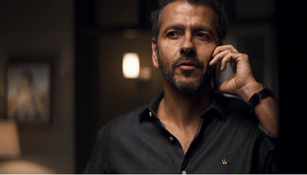 Amadeu (Marcos Palmeira) está determinado a desmascarar Régis (Gianne) em A Dona do Pedaço da Globo Amadeu (Marcos Palmeira) está determinado a desmascarar Régis (Gianne) em A Dona do Pedaço da Globo