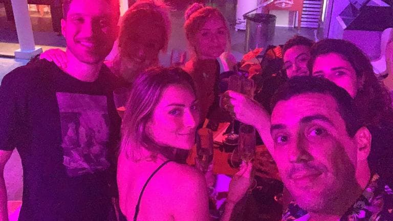 Andre Marques com sua nova namorada, a atriz Sofia Starling durante uma festa na casa do apresentador da Globo (Imagens: Instagram) Andre Marques com sua nova namorada, a atriz Sofia Starling durante uma festa na casa do apresentador da Globo (Imagens: Instagram)