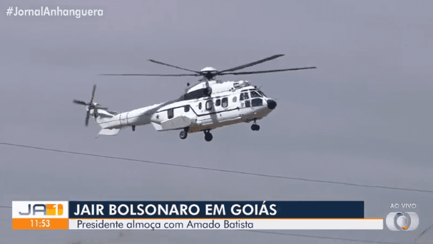 Um dos dois helicópteros mobilizados para Bolsonaro almoçar com Amado Batista (Foto: Reprodução/ TV Anhanguera/ Globo)