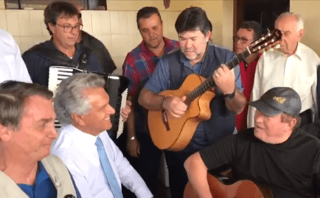 Bolsonaro usa helicópteros da Presidência para almoçar com cantor Amado Batista