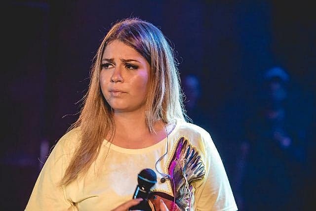 Marília Mendonça surge irreconhecível por conta da gravidez e barriga surpreende