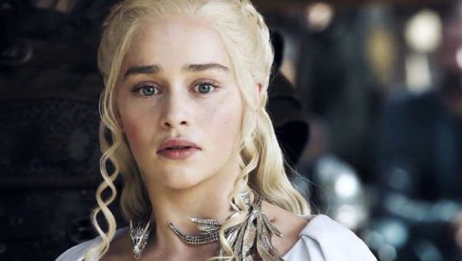 A atriz Emilia Clarke de peruca para a série Game Of Thrones (Foto: Divulgação) A atriz Emilia Clarke de peruca para a série Game Of Thrones (Foto: Divulgação)
