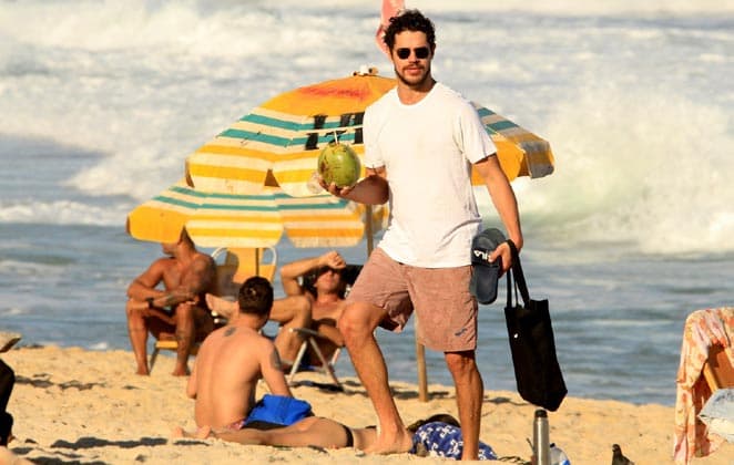 José Loreto foi tietado por fã em passeio na praia José Loreto foi tietado por fã em passeio na praia