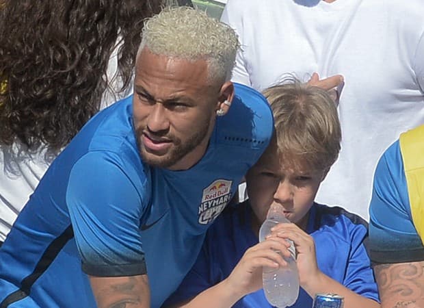 Neymar comparece a grande evento, quebra tradição e foge de entrevistas