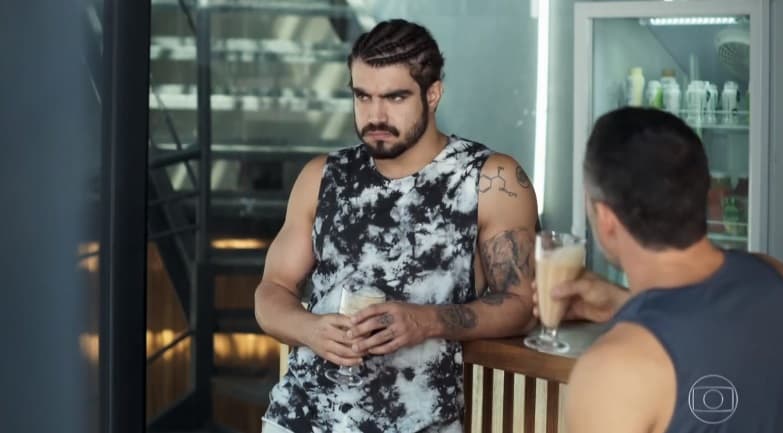 Caio Castro radicaliza e aparece nas redes com novo visual