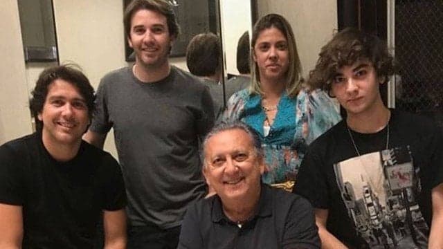 Galvão Bueno junto com a esposa e filhos. Foto: Reprodução Galvão Bueno junto com a esposa e filhos. Foto: Reprodução