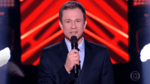 Tiago Leifert no comando do The Voice Brasil, que teve alta audiência da Globo (Foto: Reprodução/Globo) Tiago Leifert no comando do The Voice Brasil, que teve alta audiência da Globo (Foto: Reprodução/Globo)