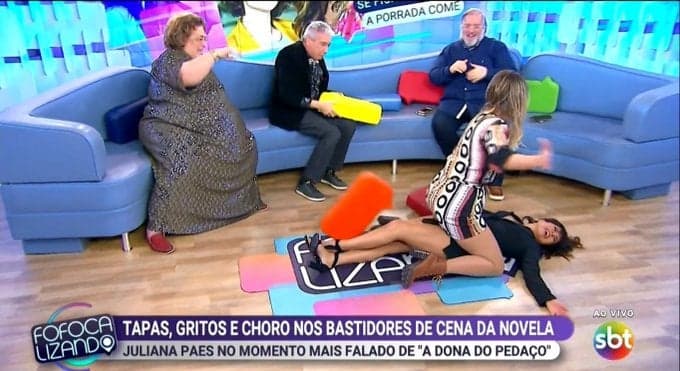 Lívia Andrade sobe em cima de Mar Maravilha no Fofocalizando. (Foto: Reprodução) Lívia Andrade sobe em cima de Mar Maravilha no Fofocalizando. (Foto: Reprodução)