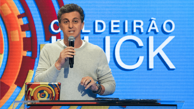 Luciano Huck leva cantada de homem, fica constrangido e toma atitude ao vivo na Globo