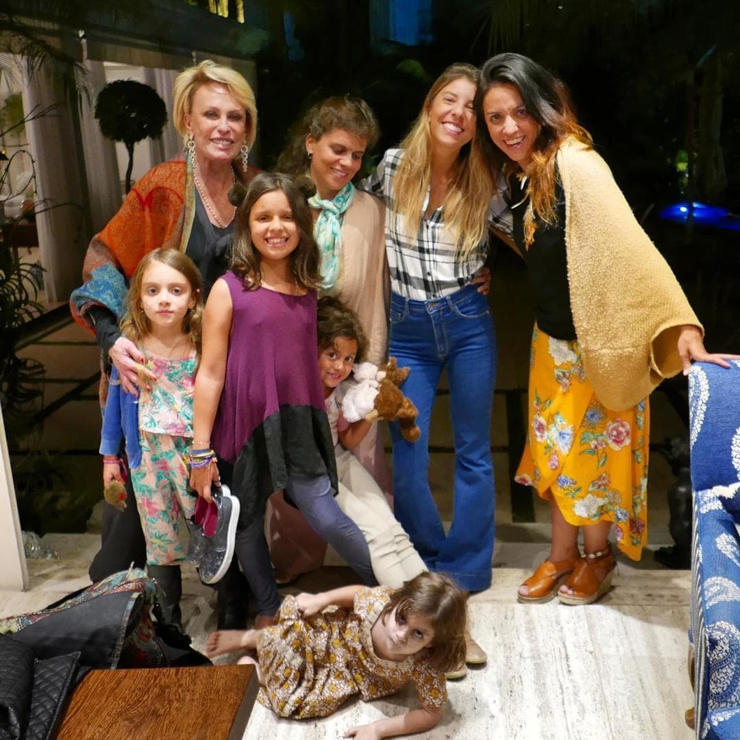 Ana Maria Braga posou com a sua família em um clique das redes sociais (Foto: Reprodução/Instagram) Ana Maria Braga posou com a sua família em um clique das redes sociais (Foto: Reprodução/Instagram)