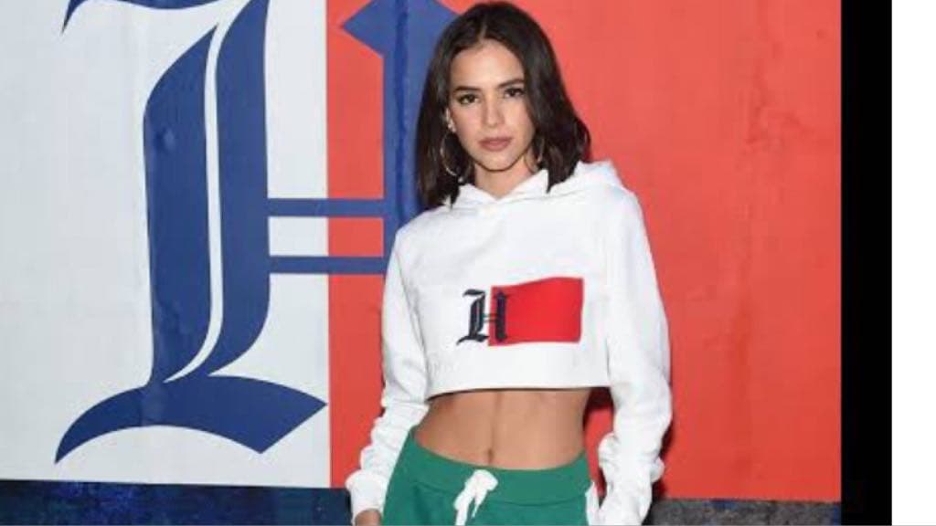 Bruna Marquezine usa moletom de famoso ator da Globo (Imagem: Reprodução) Bruna Marquezine usa moletom de famoso ator da Globo (Imagem: Reprodução)