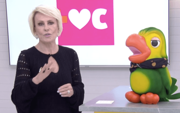 Ana Maria Braga surge com mesma roupa de Louro José e papagaio debocha da apresentadora: "Par de vaso"
