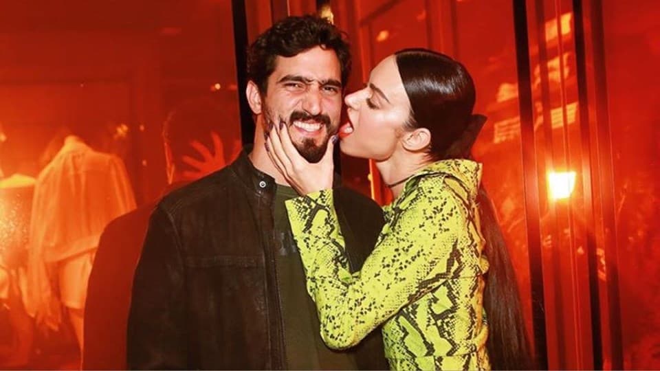 Renato Góes, de Órfãos da Terra, faz declaração para Thaila Ayala que acaba se descuidando e mostra demais