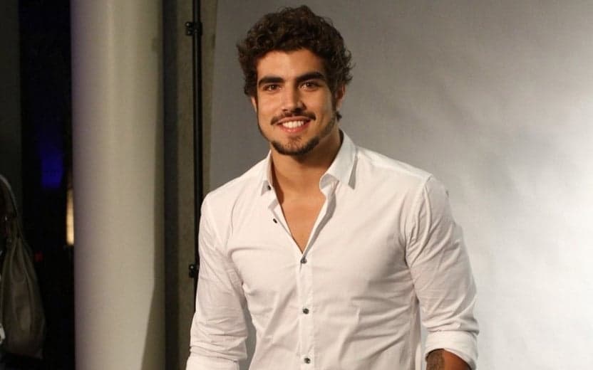 Caio Castro confirma que nudes vazados eram seu, pichava muros e outras curiosidades sobre o galã