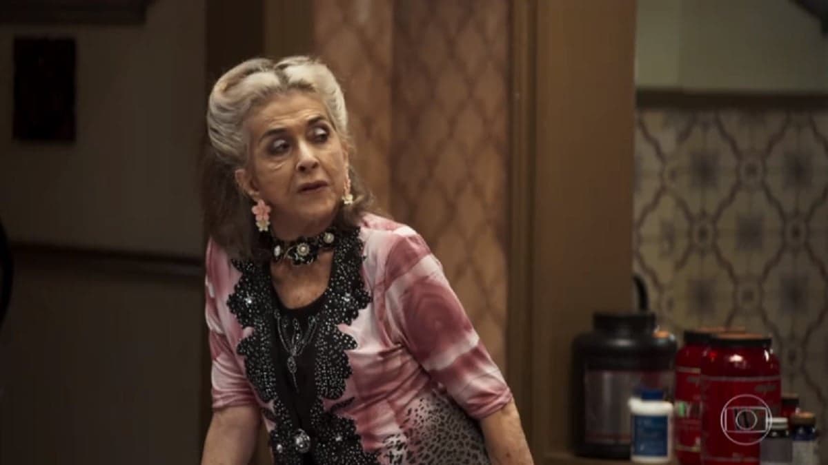 Cornélia (Betty Faria) vai mandar Josiane ser sua faxineira em A Dona do Pedaço (Foto: Reprodução/Globo) Cornélia (Betty Faria) vai mandar Josiane ser sua faxineira em A Dona do Pedaço (Foto: Reprodução/Globo)