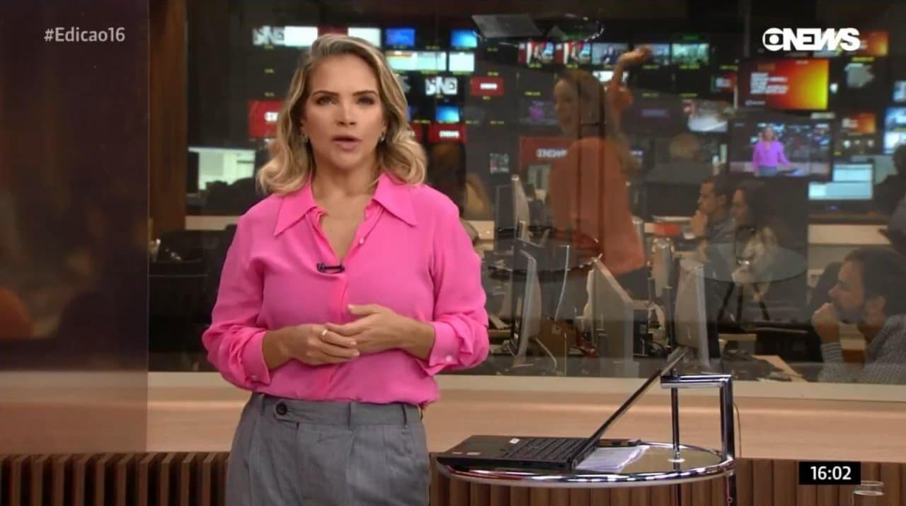 Maria Beltrão é flagrada rebolando ao vivo enquanto Leila Sterenberg apresenta jornal na Globo News (Imagem: Reprodução)