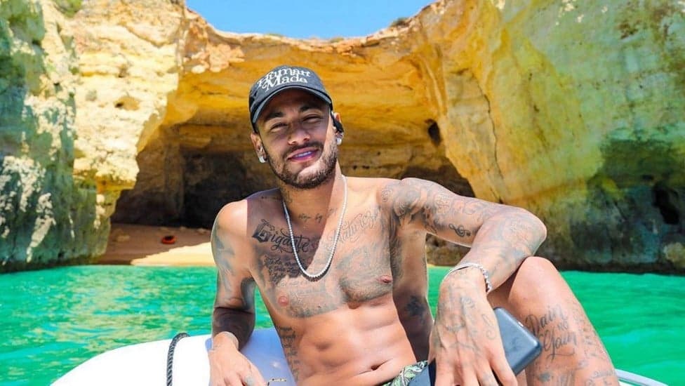 Neymar curte dias de folga ao lado de pai e amigos próximos (Foto: Reprodução) Neymar curte dias de folga ao lado de pai e amigos próximos (Foto: Reprodução)