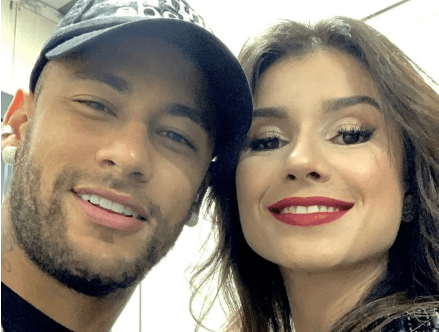 A cantora sertaneja, Paula Fernandes recebeu o jogador e ex-namorado de Bruna Marquezine, Neymar (Foto: Reprodução) A cantora sertaneja, Paula Fernandes recebeu o jogador e ex-namorado de Bruna Marquezine, Neymar (Foto: Reprodução)
