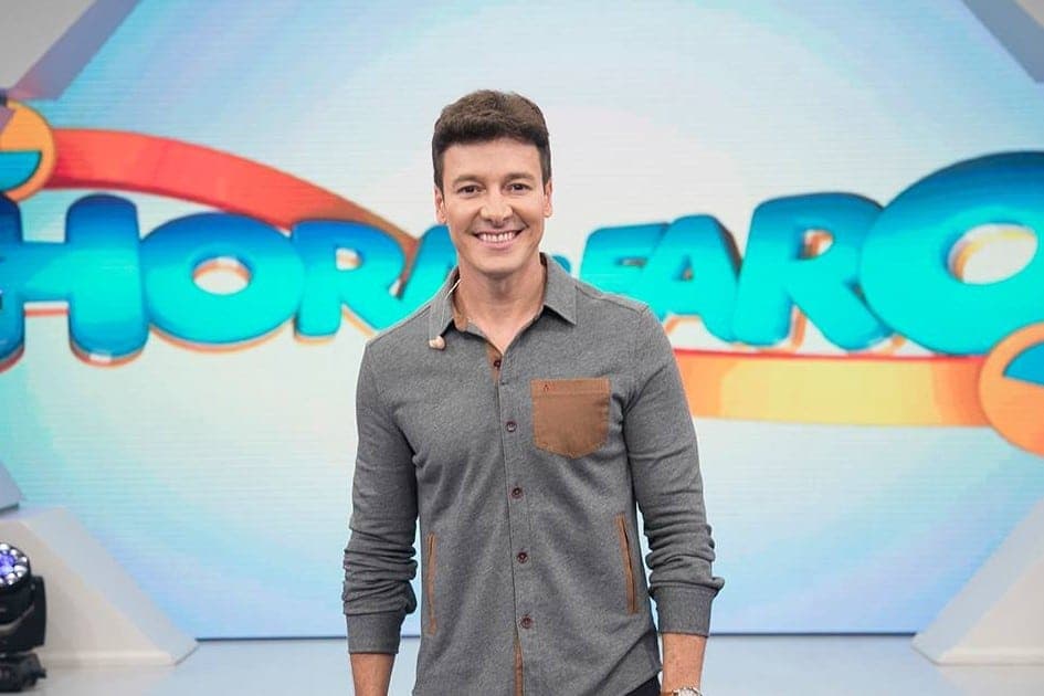 De sunga, Rodrigo Faro ostenta durante banho na cachoeira de sua mansão