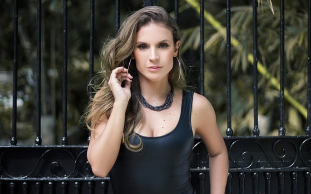 Maíra Charken divulga fotos apenas de biquiní em suas redes sociais (Foto: Reprodução)