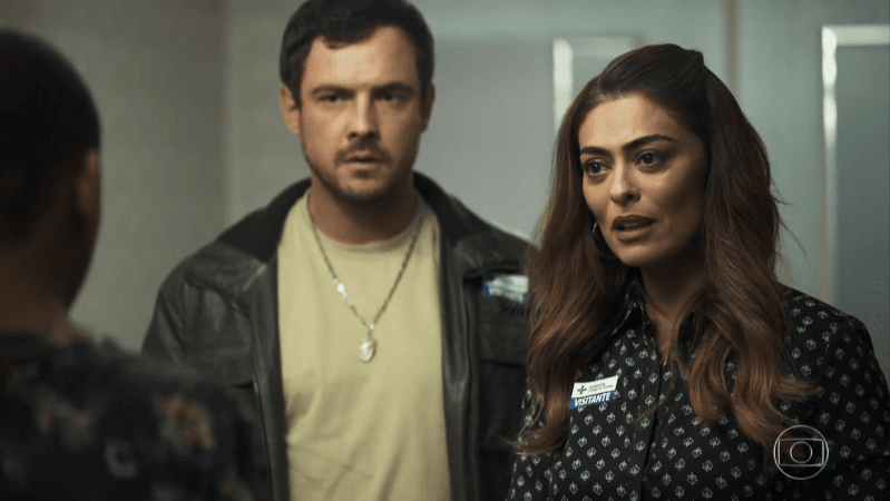 Na cena seguinte, Maria da Paz (Juliana Paes) surge no hospital com outra roupa em A Dona do Pedaço (Foto: Reprodução/Globo) Na cena seguinte, Maria da Paz (Juliana Paes) surge no hospital com outra roupa em A Dona do Pedaço (Foto: Reprodução/Globo)