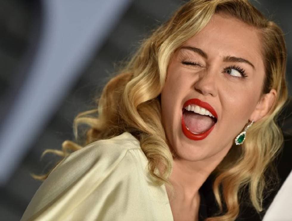 Miley Cyrus manda recado para ex-marido e namorada e choca com revelação intrigante