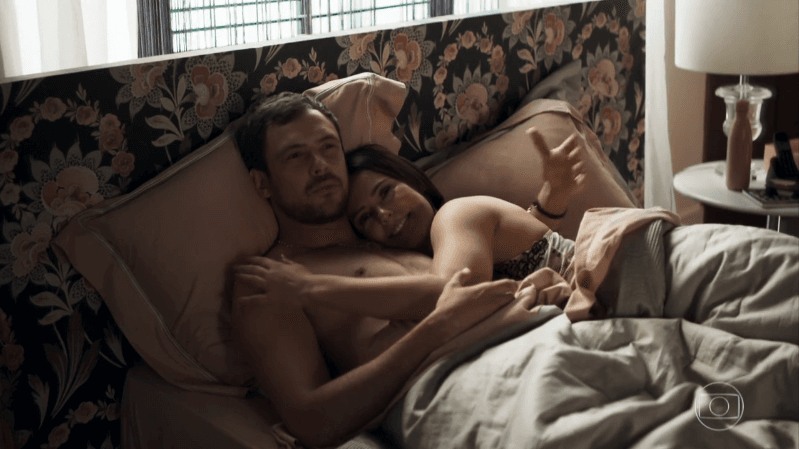 Chiclete (Sergio Guizé) e Vivi (Paolla Oliveira) em A Dona do Pedaço (Reprodução/TV Globo)