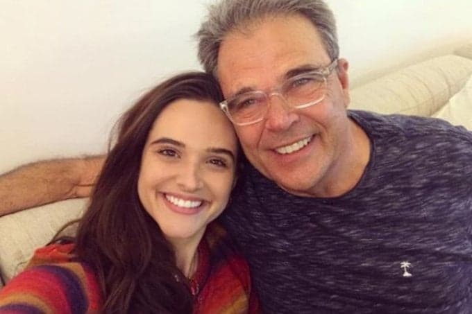 Juliana Paiva surge pela primeira vez após morte do pai em foto com elenco da Globo