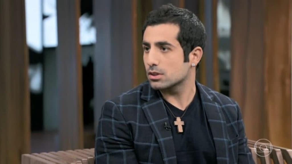 Kaysar muda radicalmente de visual e assume cabelo branco: 'Camaleão'