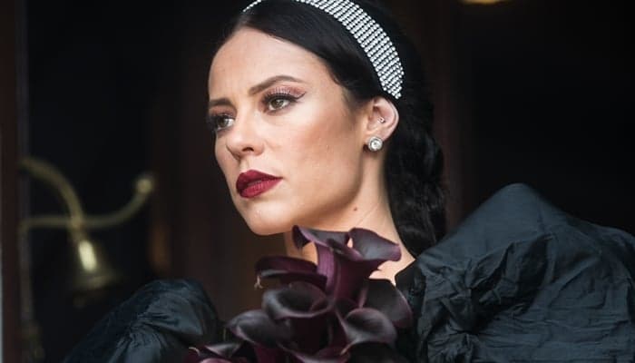 A Dona do Pedaço: Vivi causa espanto com visual bizarro em casamento com Camilo