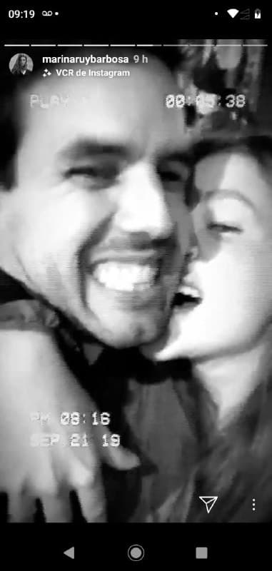 Marina Ruy Barbosa surgiu em vídeo "maltratando'' o marido com mordidas na bochecha (Foto: Reprodução/ Instagram) Marina Ruy Barbosa surgiu em vídeo "maltratando'' o marido com mordidas na bochecha (Foto: Reprodução/ Instagram)
