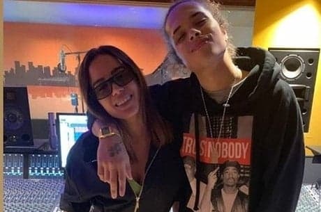 Anitta é vista no colo de Vitão em bastidores do Rock in Rio e mão boba chama atenção: "Por baixo da blusa"