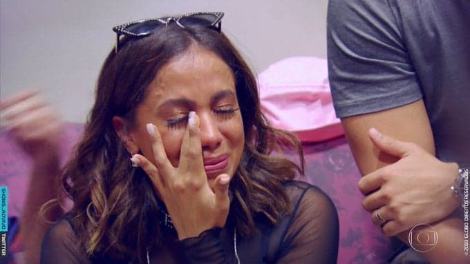 Anitta passa por grande sofrimento em meio a polêmicas e desabafa: "Não sabem como é"