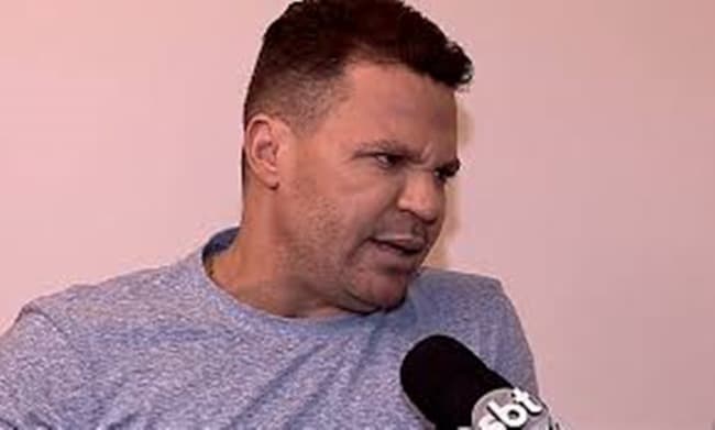 Eduardo Costa se nega a tirar foto com a própria tia e ela se joga na frente de carro
